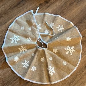 Christmas tree skirt